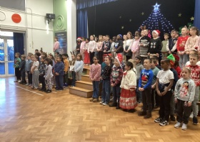 Year 3 and 4 Christmas singing image
